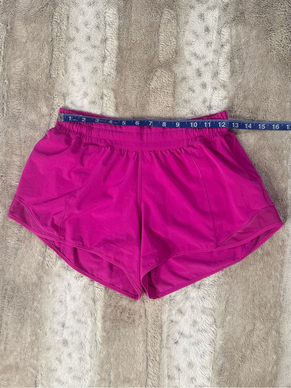 Lululemon Hotty Hot Short II "Long 4" in 
Ripened Raspberry Size 6 - Picture 11 of 16